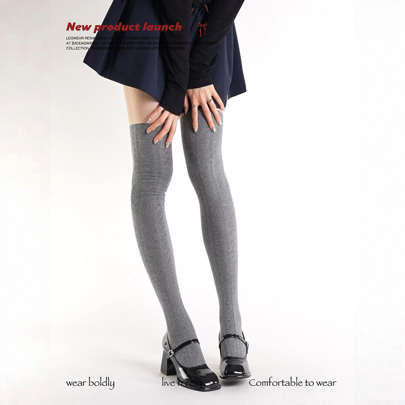 经典麻花永不过时~纯色过膝袜怎么搭都好看！miu系少女氛围感单品