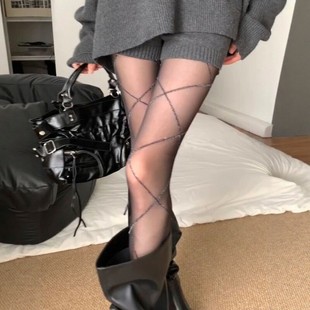 巨美 buling交叉线条辣妹丝袜 我要吹爆这款 早秋韩系黑丝穿搭