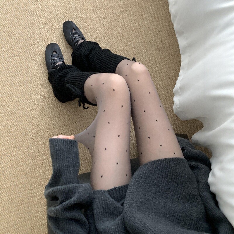 不是，波点白丝真的好显白呀！第一次降温波点白丝一穿一个不吱声