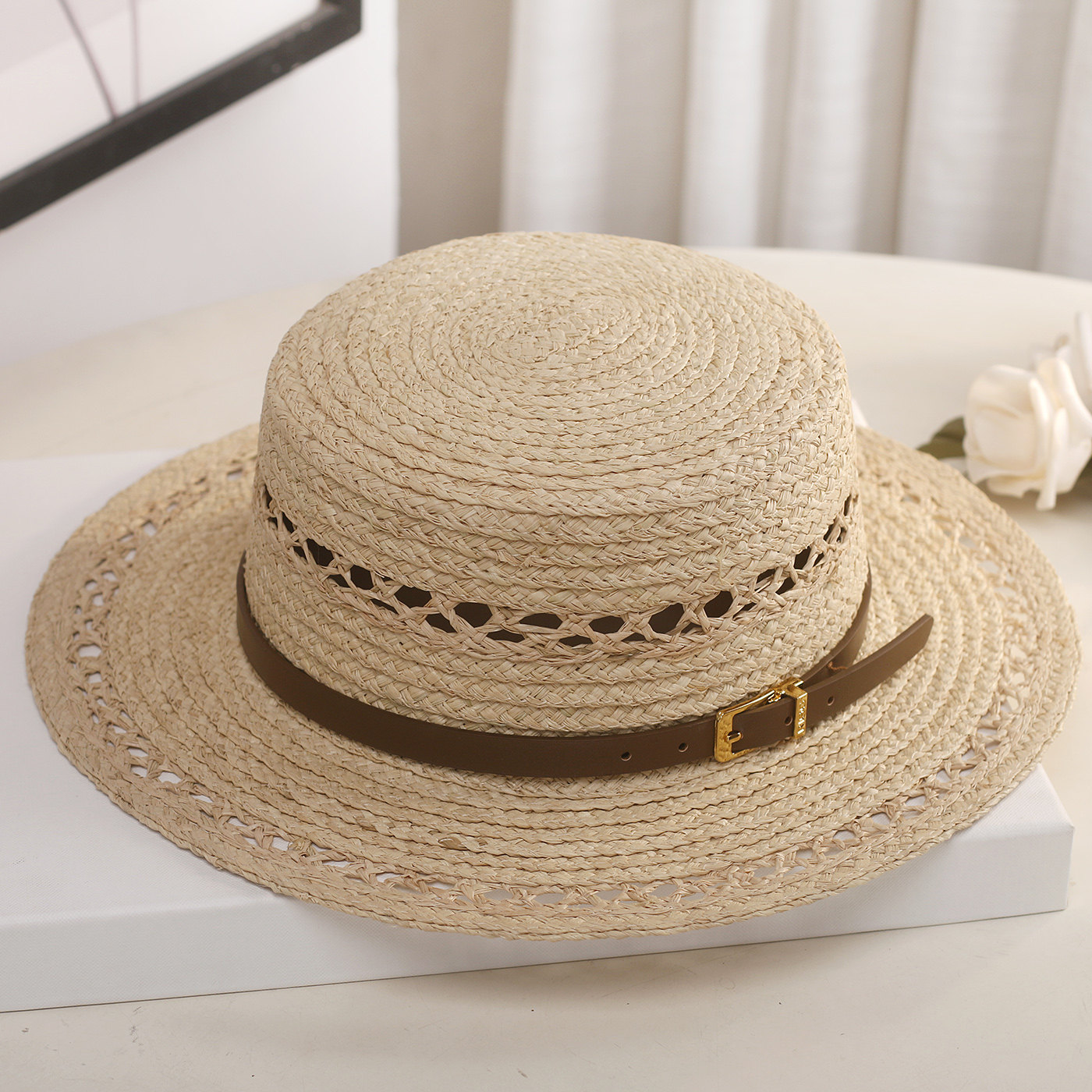 法式复古皮带装饰拉菲草帽女夏季镂空编织平顶礼帽出游度假遮阳帽