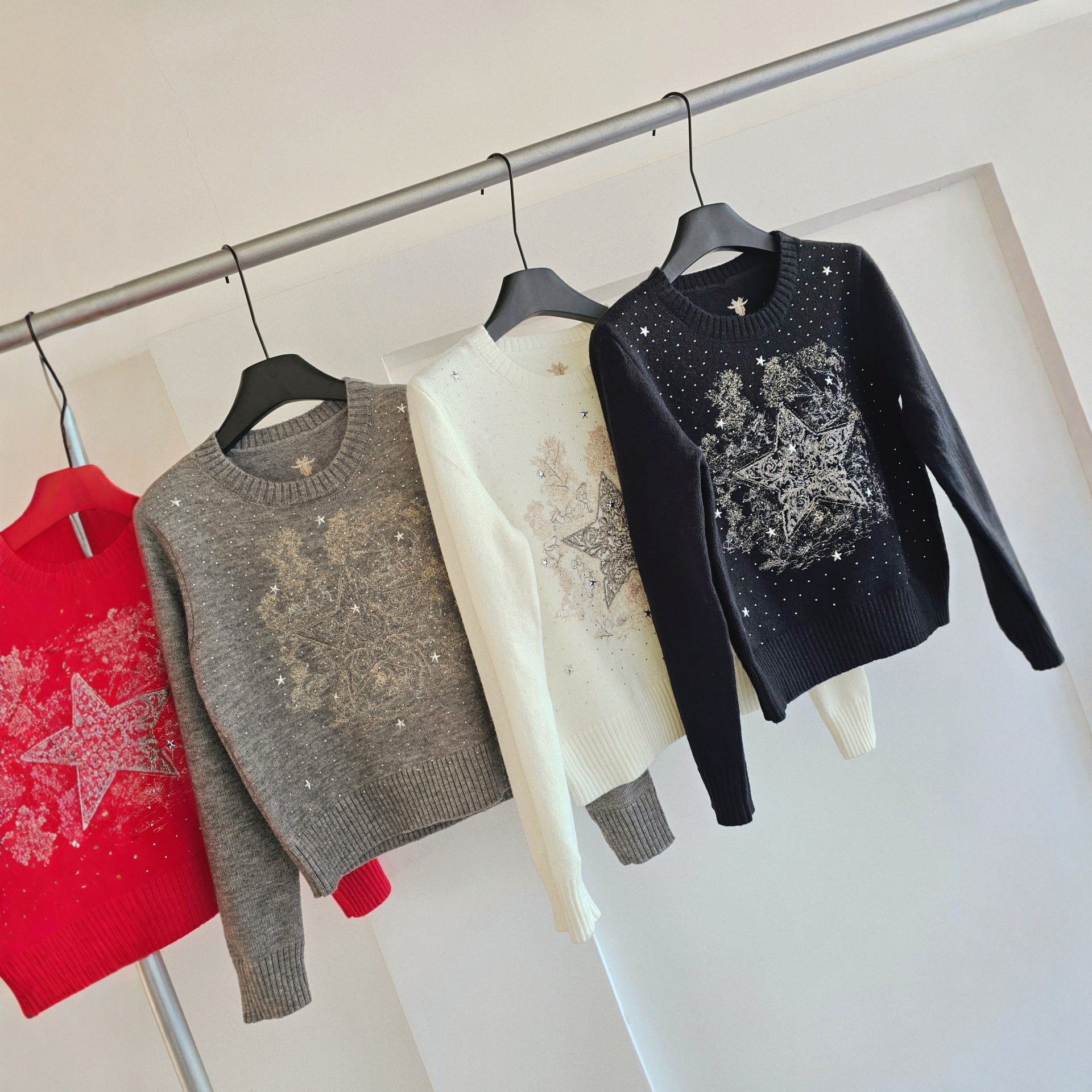 南油高版千金轻奢小香风高级感万针刺绣圆领针织衫女早春烫钻毛衣