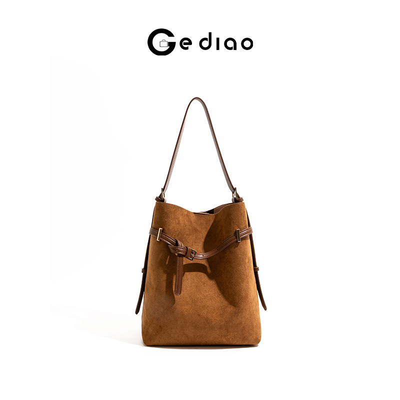 秋冬复古麂皮女包2025新款水桶包