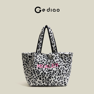 格调studio韩系羊羔毛黑白撞色女包2025秋冬大容量手提单肩毛毛包