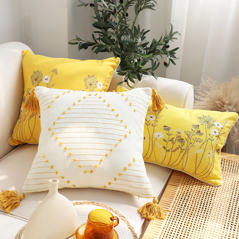 北欧田园刺绣小花抱枕黄色睡觉
