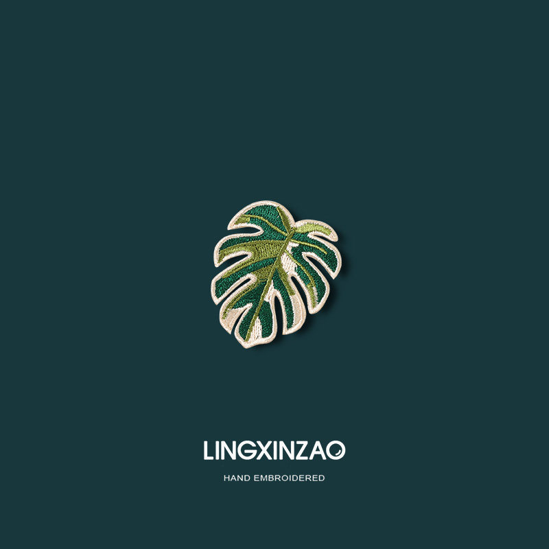 热带植物白锦龟背竹刺绣胸针图片