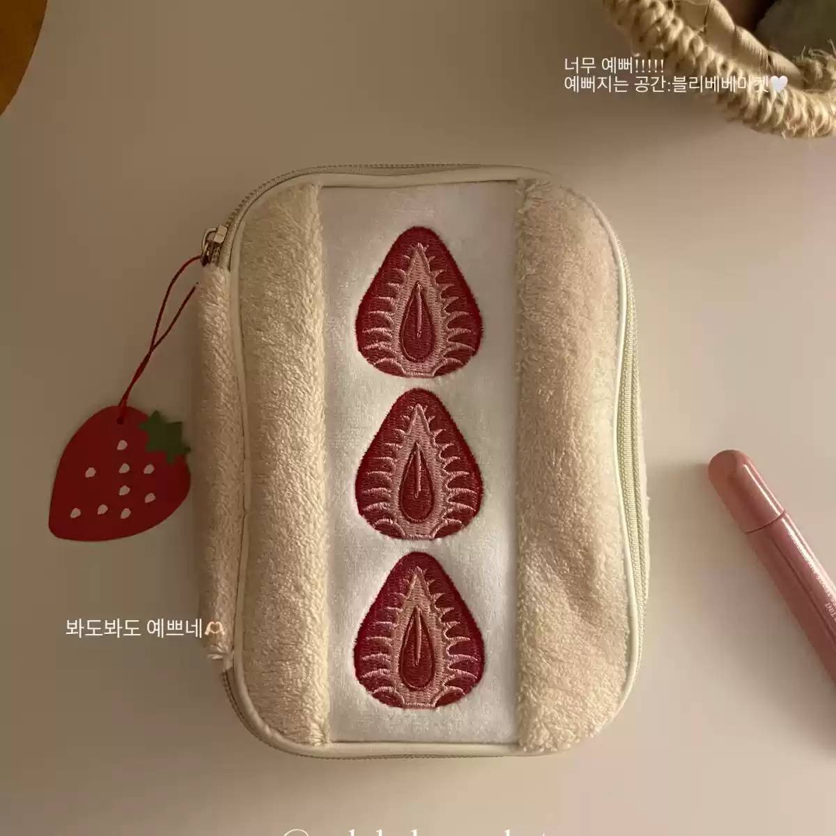小红书爆款草莓三明治毛绒包包女甜美可爱收纳包小众文具收纳包