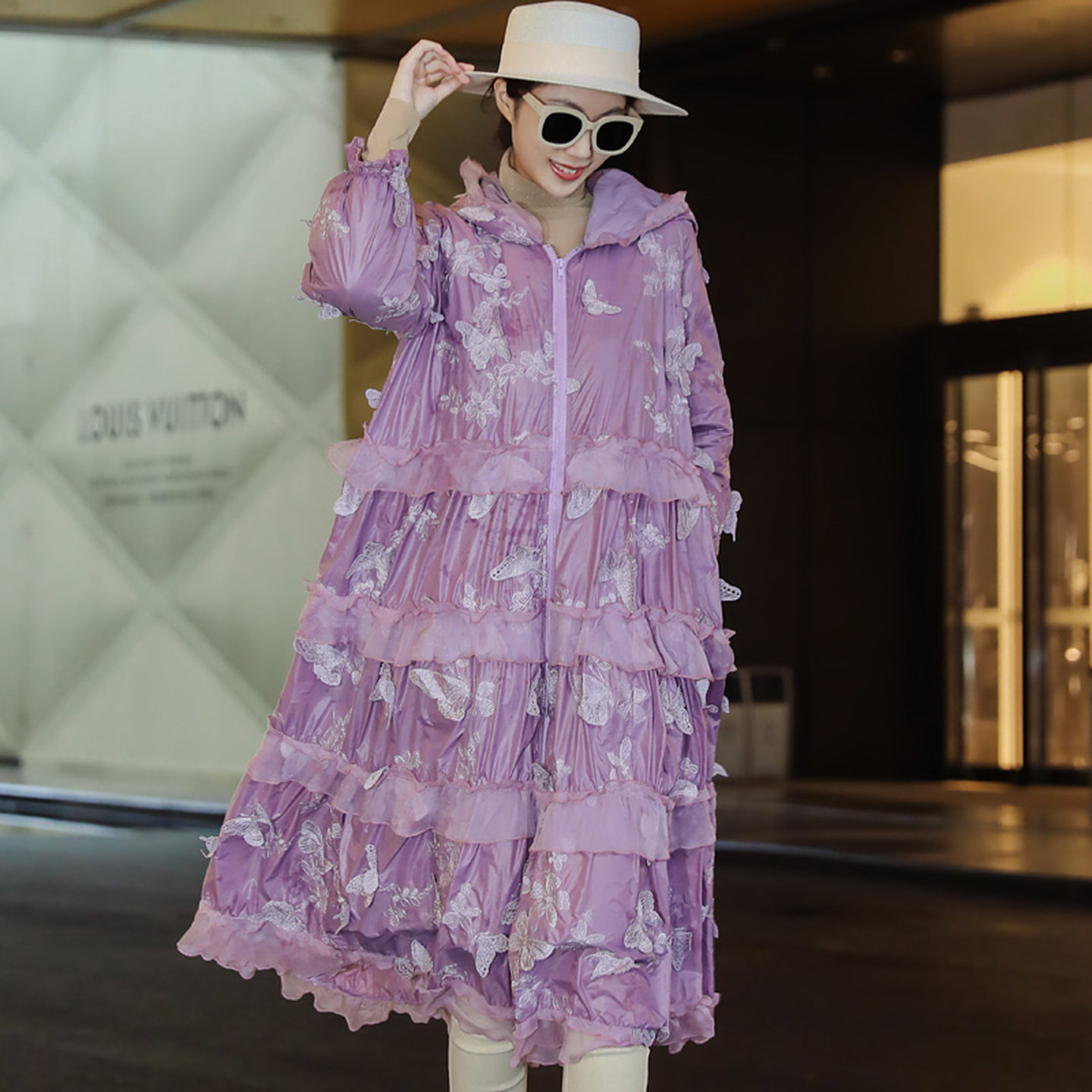 白鸭绒羽绒服女大码宽松显瘦高端轻奢刺绣中长款过膝轻薄保暖外套