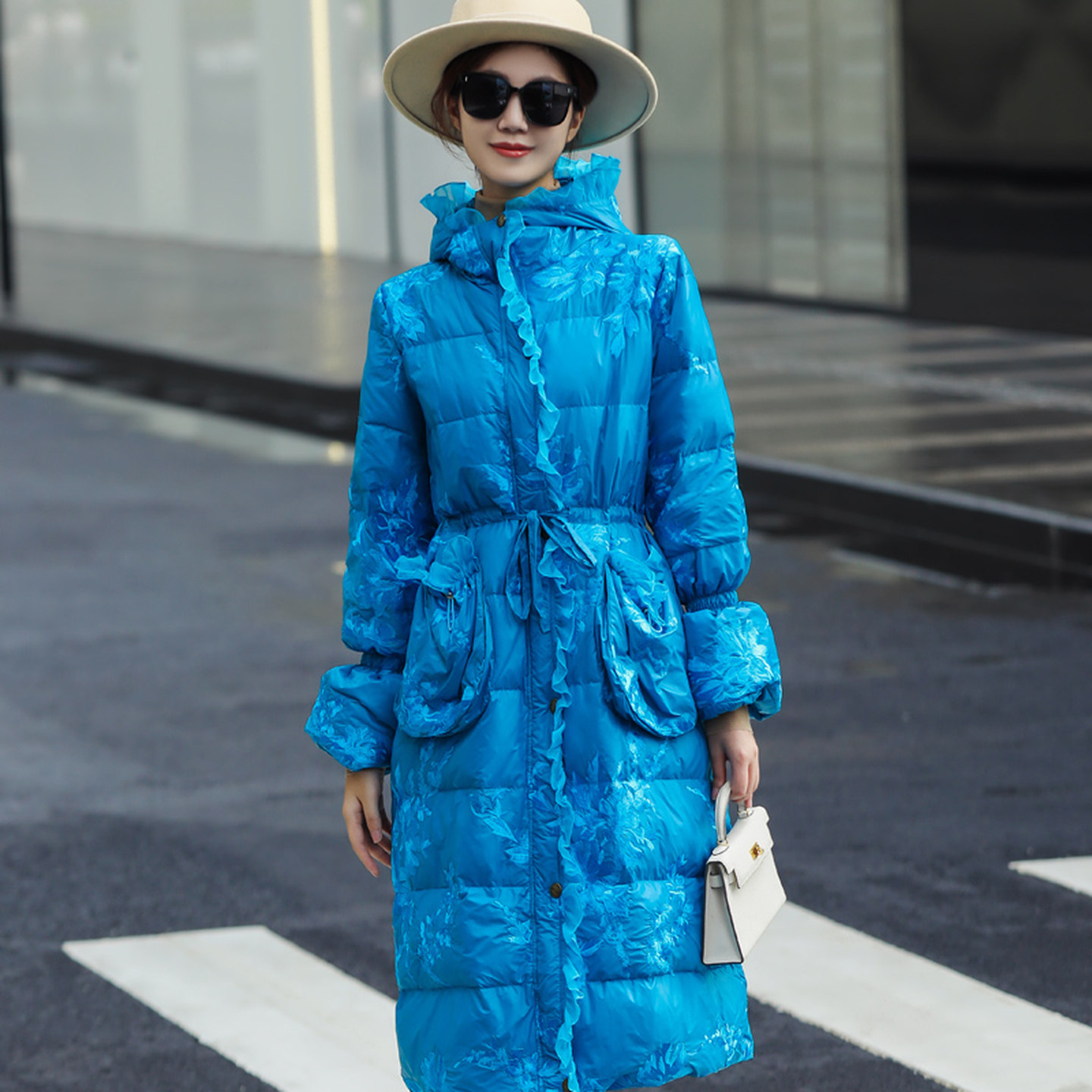 90白鸭绒羽绒服女轻薄保暖连帽刺绣中年妈妈洋气减龄长款过膝外套