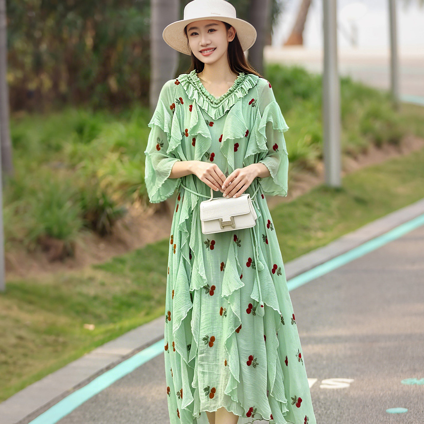 真丝桑蚕丝连衣裙女V领喇叭袖中长款轻奢刺绣宽松显瘦度假A字裙子