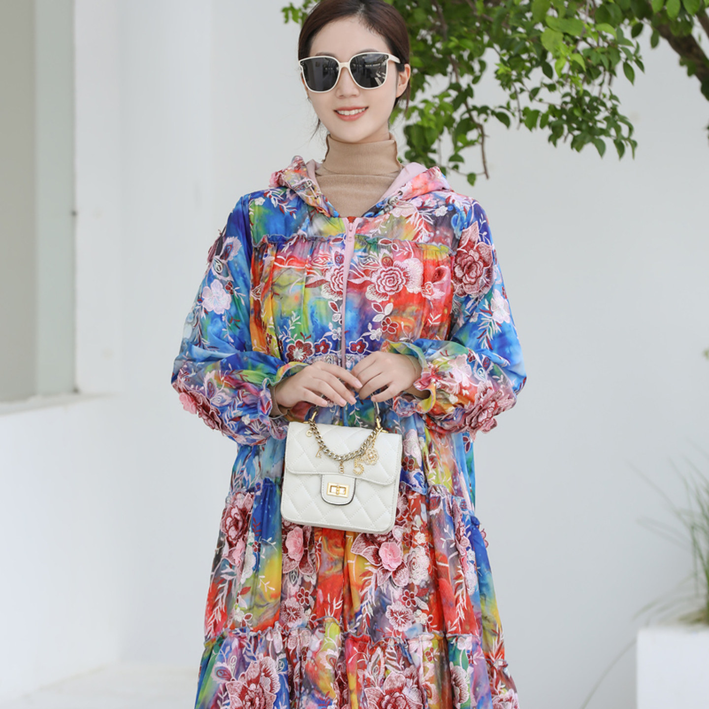 白鸭绒羽绒服大码女装胖mm宽松显瘦高档刺绣长款过膝轻盈保暖外套