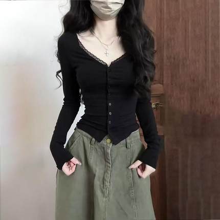 设计感小众蕾丝V领长袖T恤女春秋内搭短款打底衫辣妹修身显瘦上衣