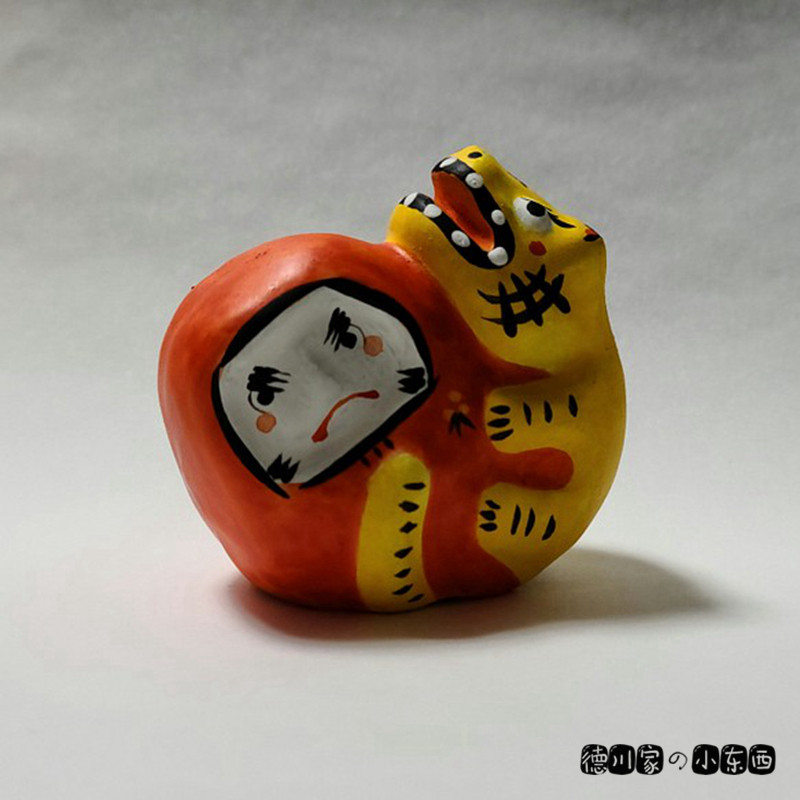 日本代购 匠人手工 土人形 抱丸子红达摩的小老虎  民俗和风摆件