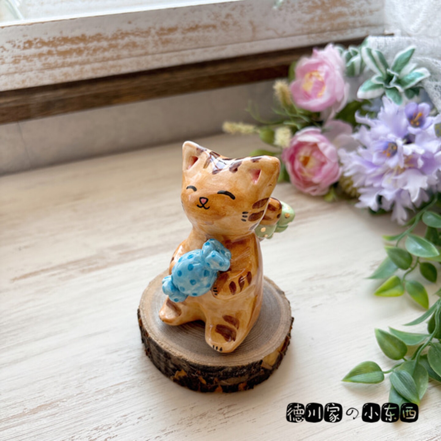 日本代购 动漫风陶瓷猫咪摆件 抱蓝色糖果的小橘猫 民俗 手工制作