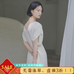 《往后十年》留白系列。夏日清爽的纸片人设计款鱼尾月光白连衣裙