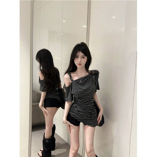 法式 收腰显瘦辣妹露肩上衣潮 设计感不规则斜肩条纹短袖 T恤女夏季