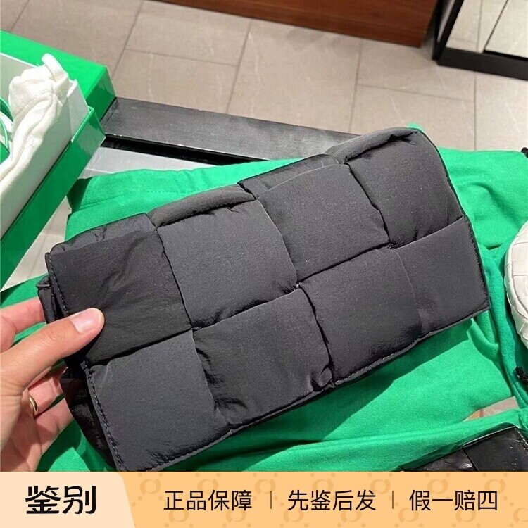【现货】BOTTAGA VENETA BV葆蝶家男女款CASSETTE斜挎包628951