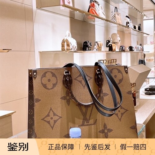 手拎LouisVuitton/路易威登大包