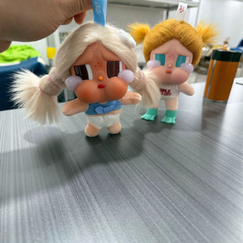 现货CRYBABY Vacation ModeOn哭娃二代夏日度假系列搪胶毛绒玩具
