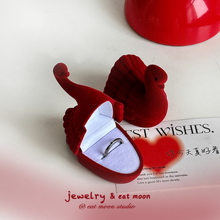 法式复古红色小天鹅对戒盒丝绒趣味高档戒指盒首饰盒mini求婚婚礼