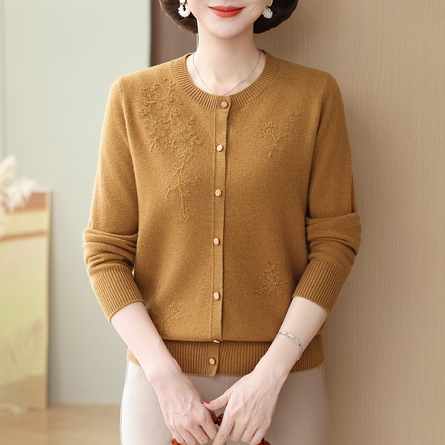 恒源祥彩羊纯羊毛针织开衫女秋冬新款大码圆领绣花中老年妈妈外套