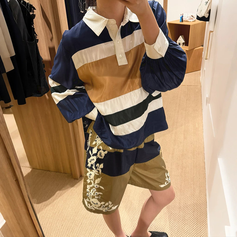 法单小众 2026秋冬潮流宽松撞色拼接横条纹光泽感POLO领上衣女
