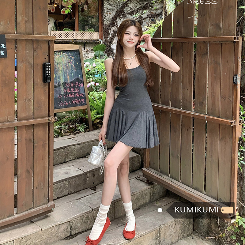 甜辣妹灰色吊带连衣裙女2024夏季新款收腰性感气质设计感百褶短裙