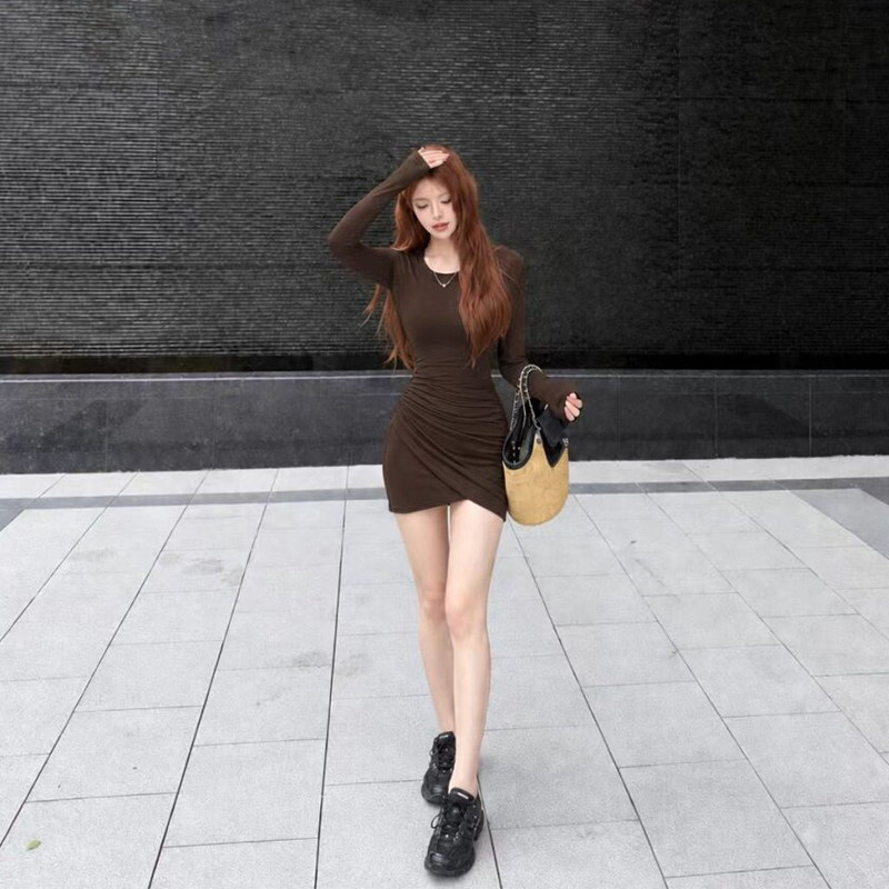 性感辣妹风咖色长袖连衣裙女春秋新款气质显瘦小个子修身包臀短裙