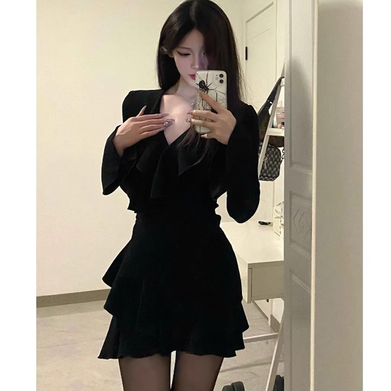 法式荷叶边v领辣妹连衣裙女2024年春秋新款性感黑色气质包臀短裙