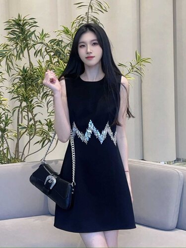 欧洲站通勤名媛简约气质重工亮片无袖连衣裙女新款收腰a字背心裙