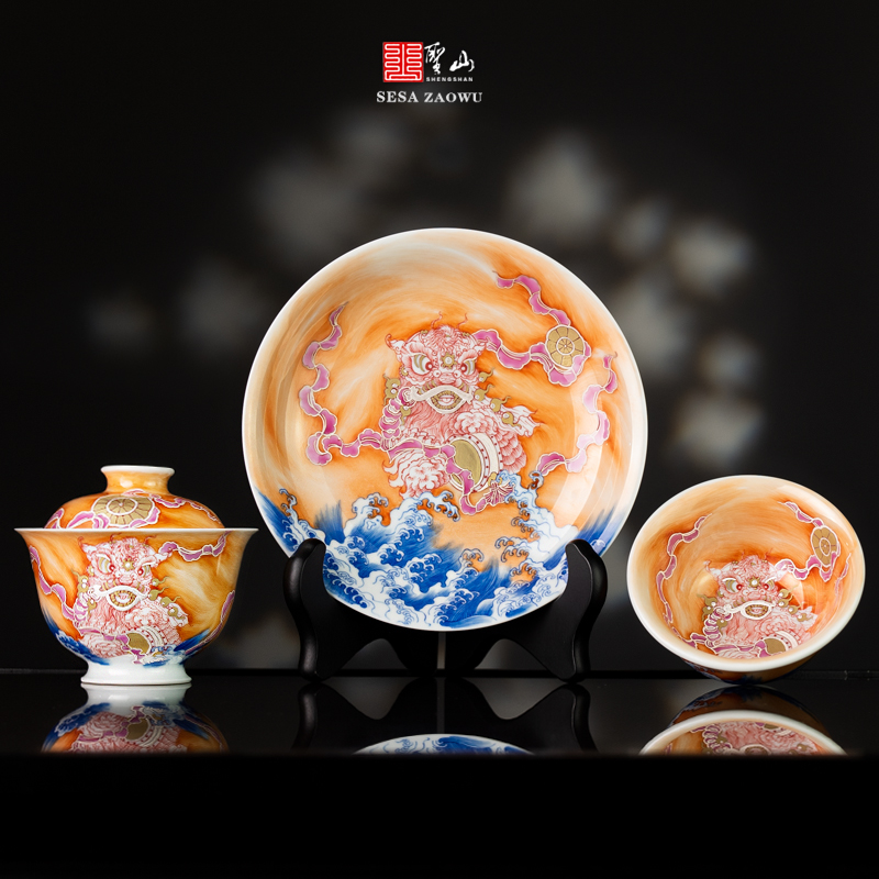 粉彩礬紅金銀錯獅子戲鑼鼓蓋碗