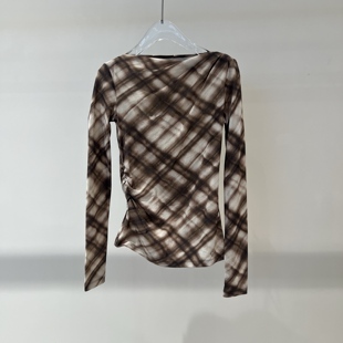 2026春季设计师款小众时尚女装侧腰捏褶一字领格纹套头长袖T恤女