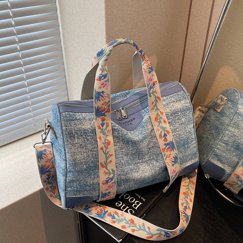 2025新款时尚百搭牛仔布斜挎包女大容量轻便手提斜挎包花朵织带包