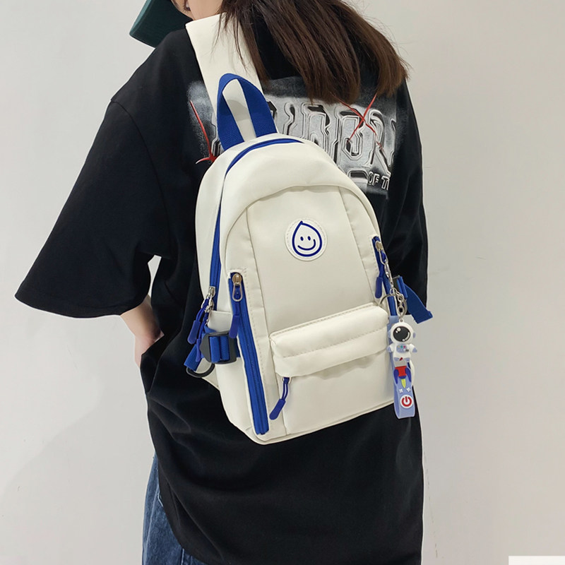 轻便胸包女2023新款斜挎包ins潮日系大容量单肩斜背包可以放ipad