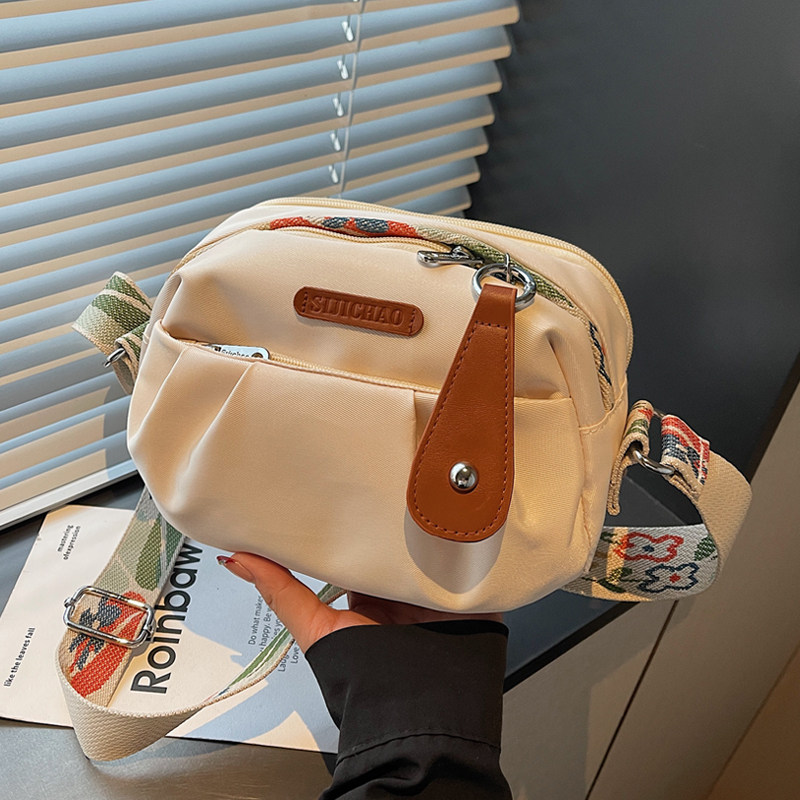 2025新款女士单肩斜挎包轻便百搭时尚休闲高级质感尼龙布小包包