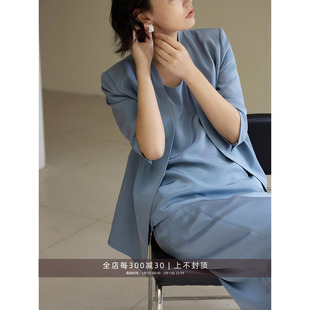 芝美日禾 30姆米重绉真丝V领西装+大U领背心+侧开叉半身裙三件套