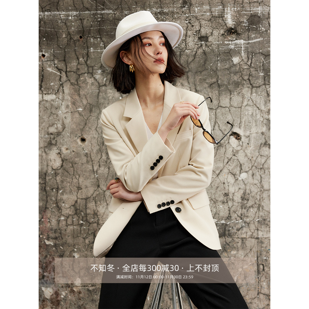 肌理感燕麦色微修身气质休闲西装