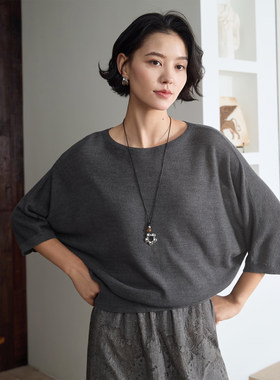 芝美日禾 行色从容 简约纯色条纹圆领套头宽松蝙蝠袖针织衫上衣女