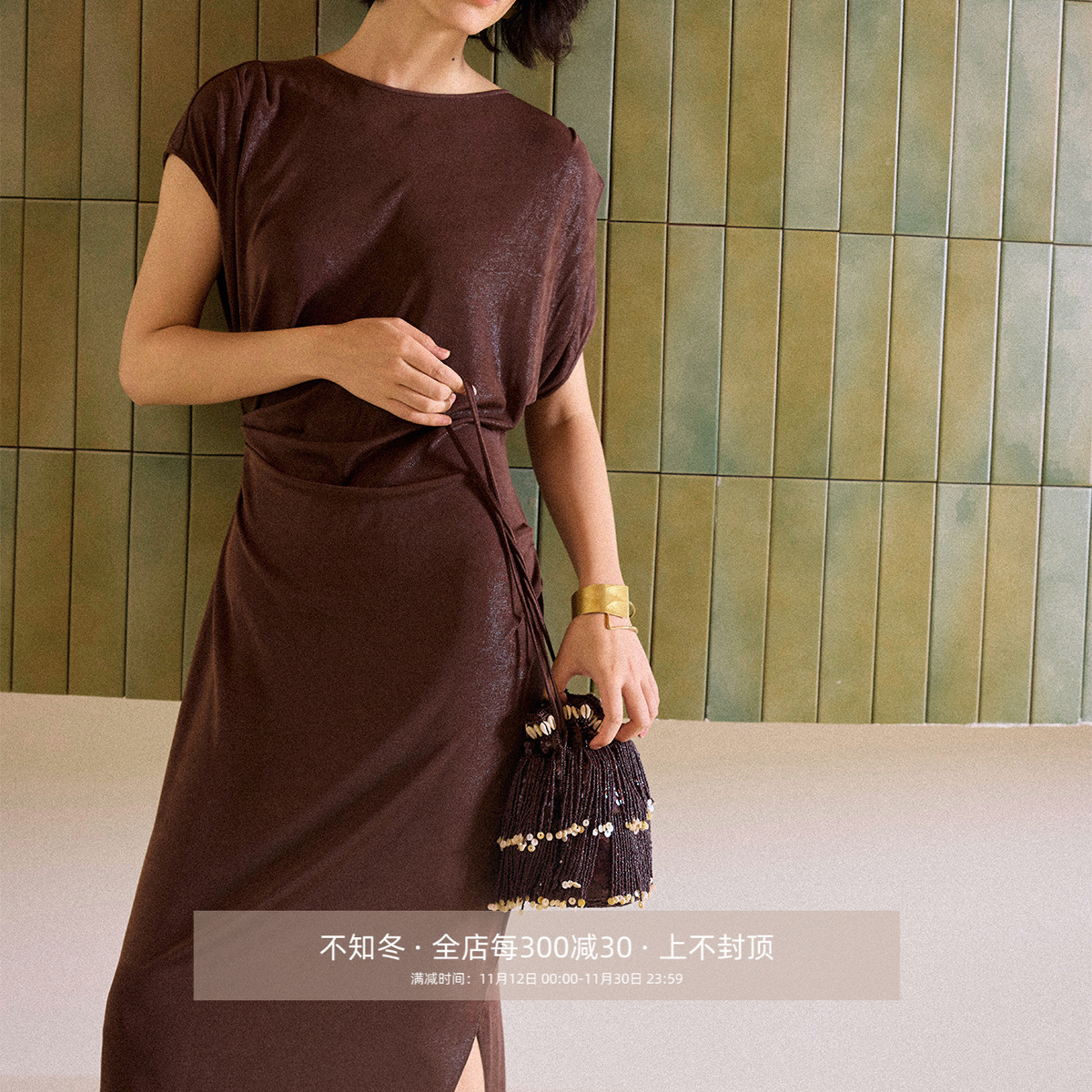 芝美日禾 闪光醋酸针织不对称收褶圆领显瘦中长款连衣裙