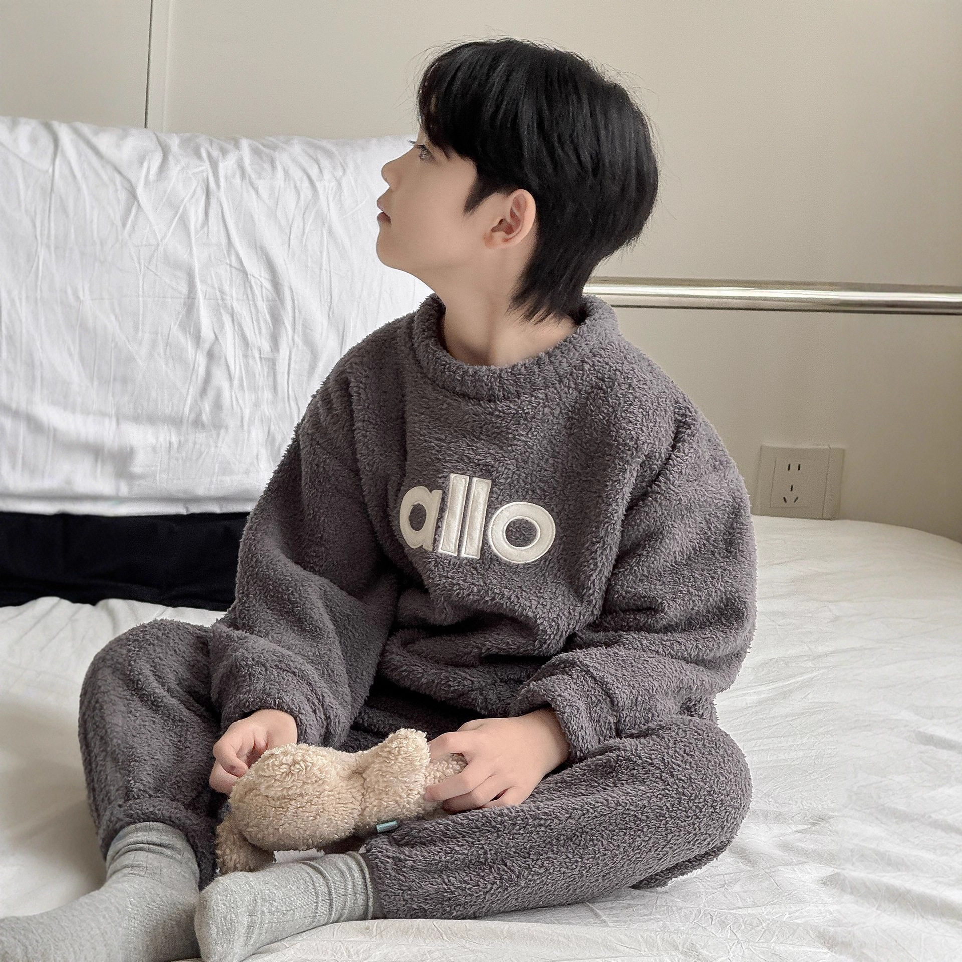男童家居服套装秋冬款2025新款儿童装冬季珊瑚绒加厚睡衣男孩冬装