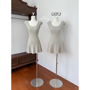 高档玖月伍 心动记号 圆领碎花收腰显瘦针织连衣裙女夏短款裙子