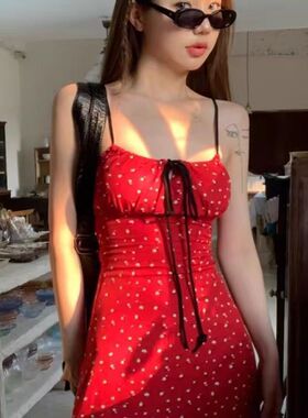 红色海边度假风碎花吊带裙连衣裙女夏季辣妹收腰显瘦绑带短裙子