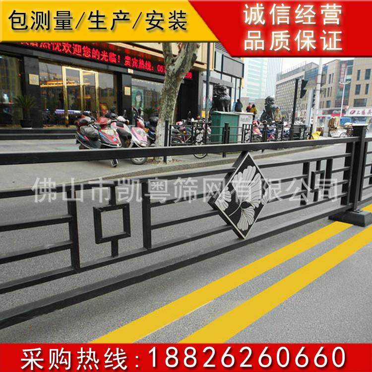 市政交通防护栏道路分隔栏杆人行道防撞铁艺护栏桥梁铸铁底座围栏图片