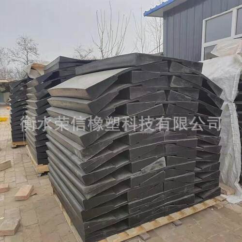金属卷板钢板橡胶鞍座V型橡胶固定垫片凹槽防滑底座抗压卷材鞍座