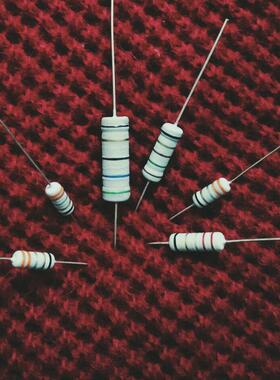 厂家直销高品质绕铜线电阻器nknp无感线色环电阻器2w1r+-5%