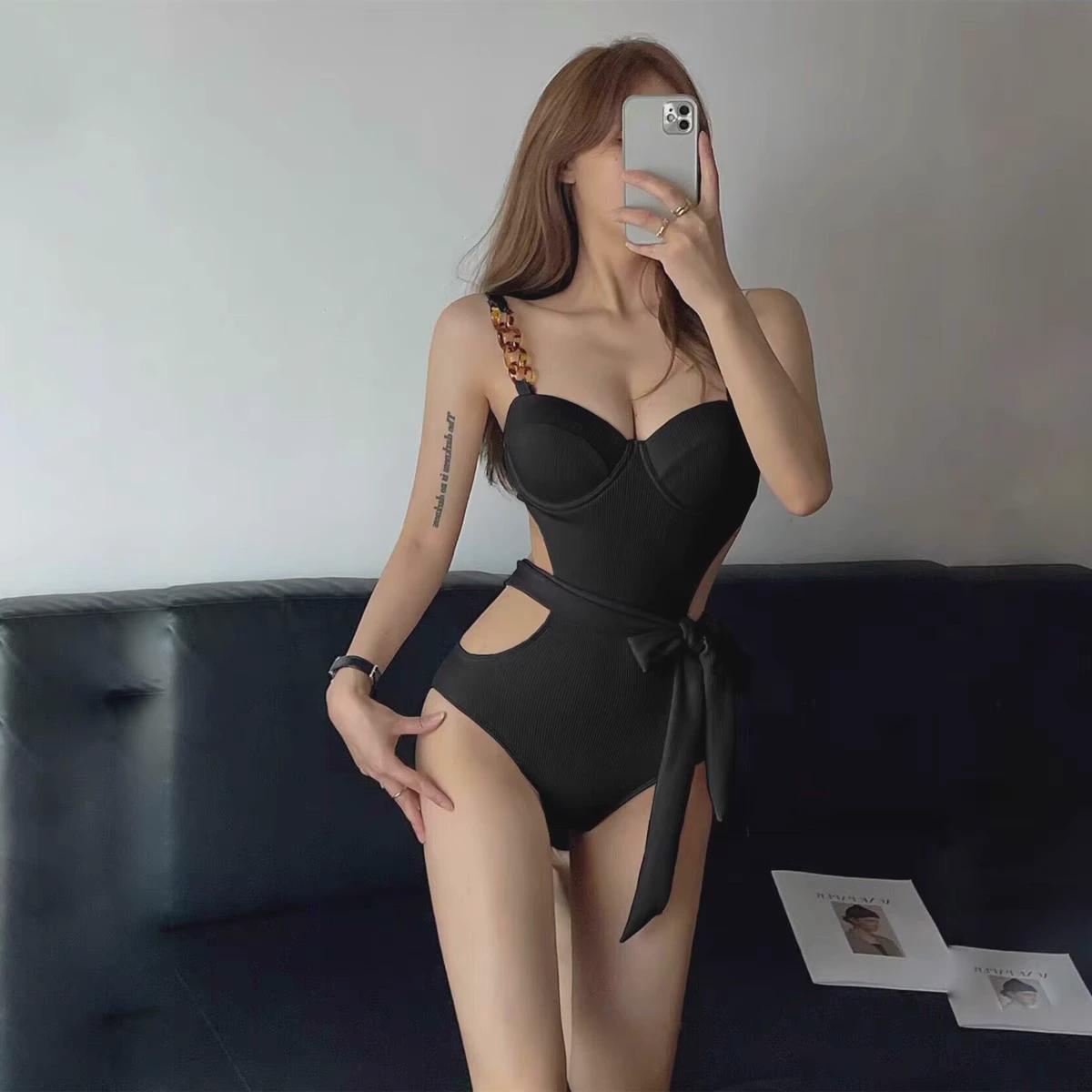 黑色高级感时尚连体2024新款泳衣女小胸钢托聚拢遮肚度假温泉泳衣