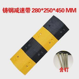 三角台阶斜坡垫汽车上坡爬坡橡胶减速带道路减速板铸钢加厚减速带