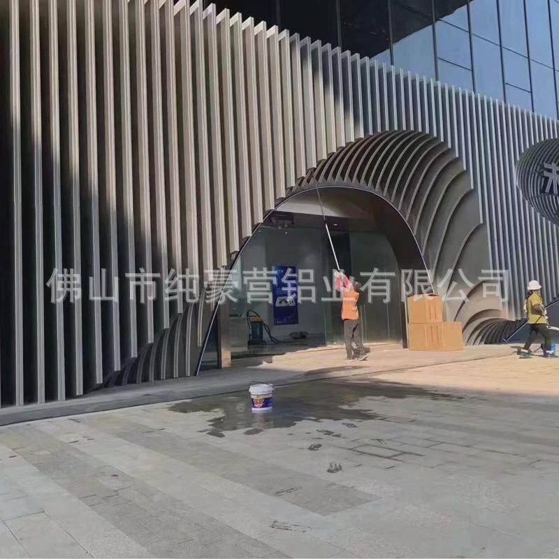 波浪弧形铝方通创意天花背景幕墙氟碳烤漆木纹造型铝方通吊顶装饰