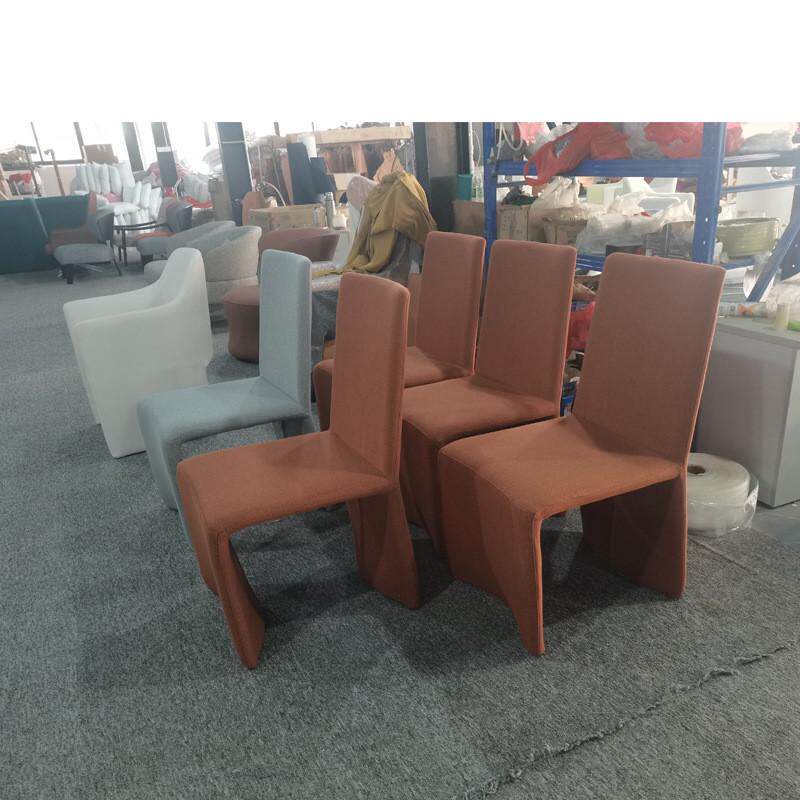 现代简约绒布红色餐椅金属设计师风格靠背椅家用休闲百搭洽谈椅
