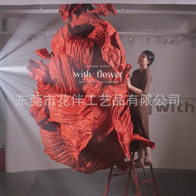巨型褶皱纸花橱窗背景布置装饰商场美陈大型飘带艺术装置打卡道具