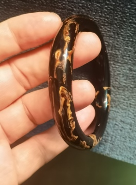 海柳手镯:圈口（内径）58，宽12。编号C811